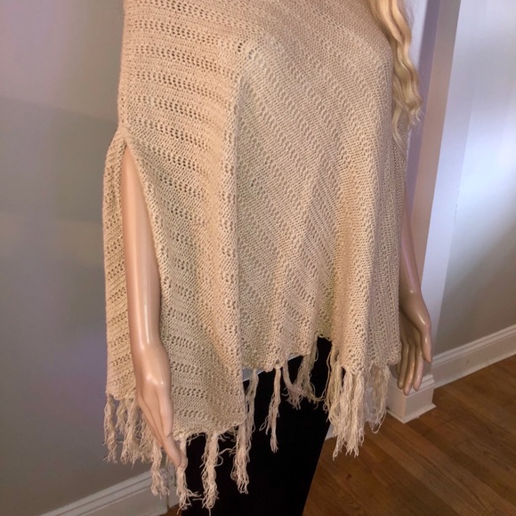 Turtleneck poncho - Picture 2 of 4